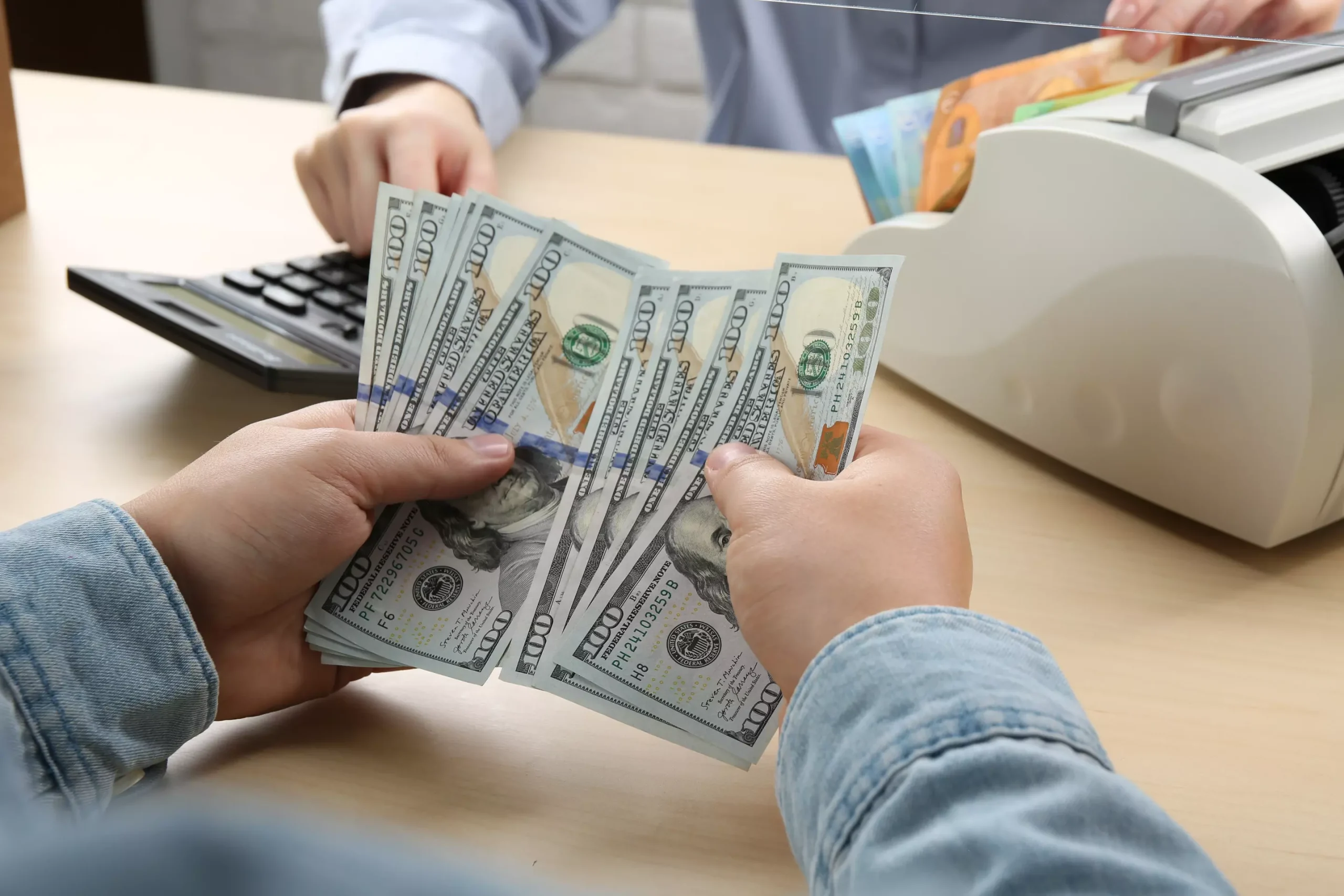 Via Câmbio Maceió entrega cédulas novas de dólar para viagens